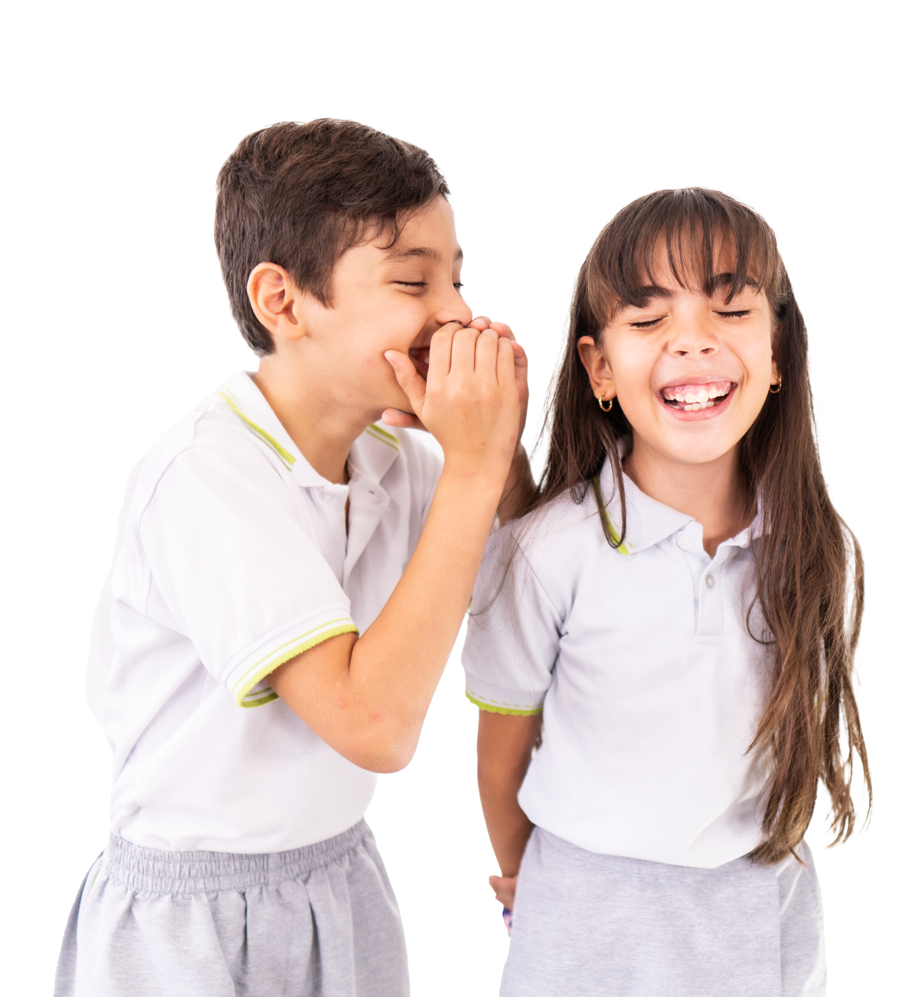 Niños sonriendo mientras niño cuenta un secreto a niña