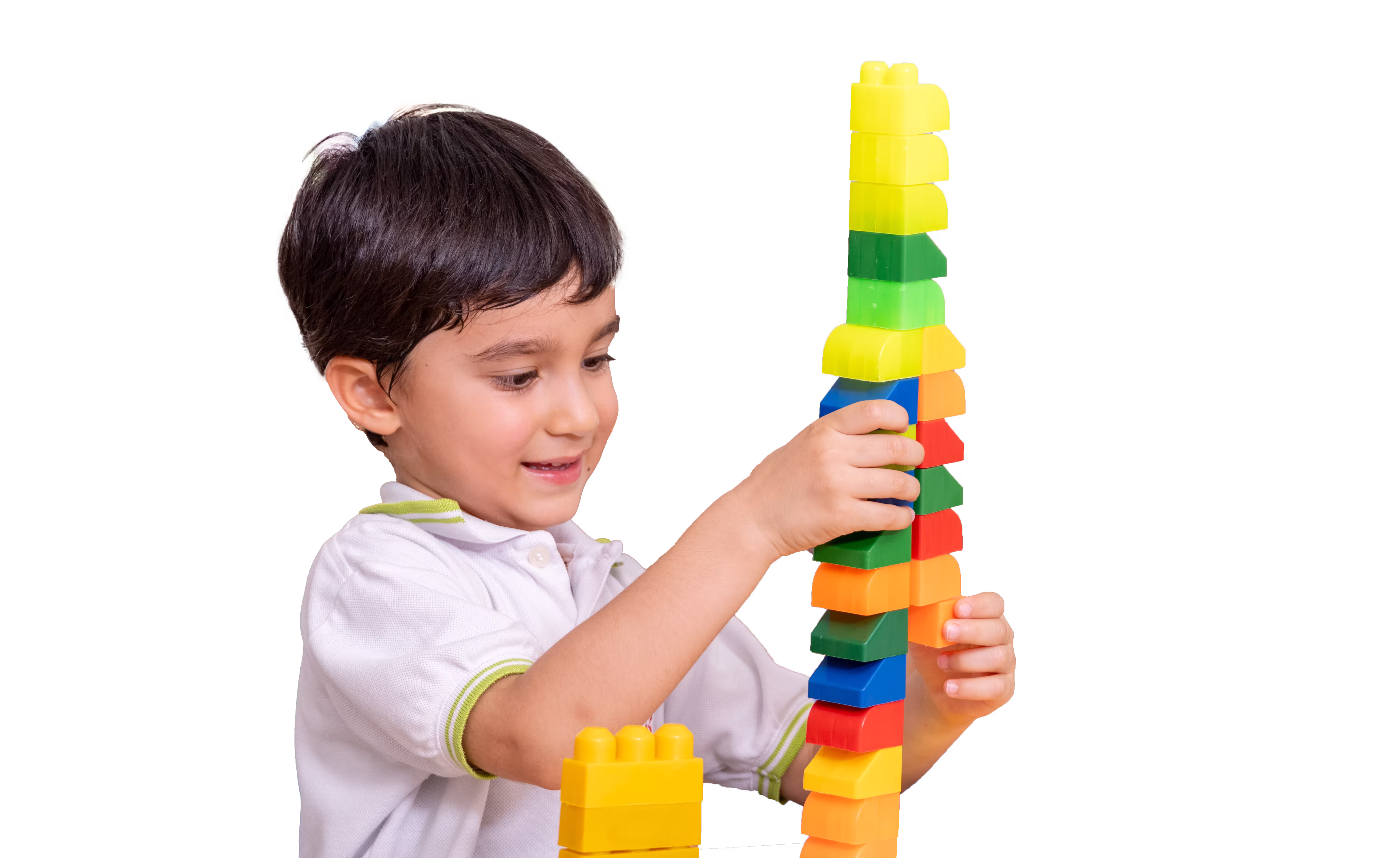 Niño organizando bloques