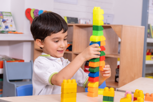 Niño en área de bloques