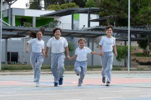 Niños jugando en el circuito