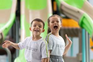 Niños jugando en el parque