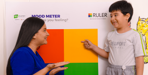 Niño y psicoterapeuta en tablero Ruler