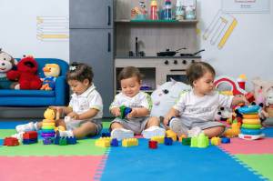 Bebés jugando
