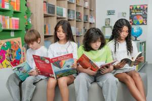 Estudiantes leyendo libros en inglés