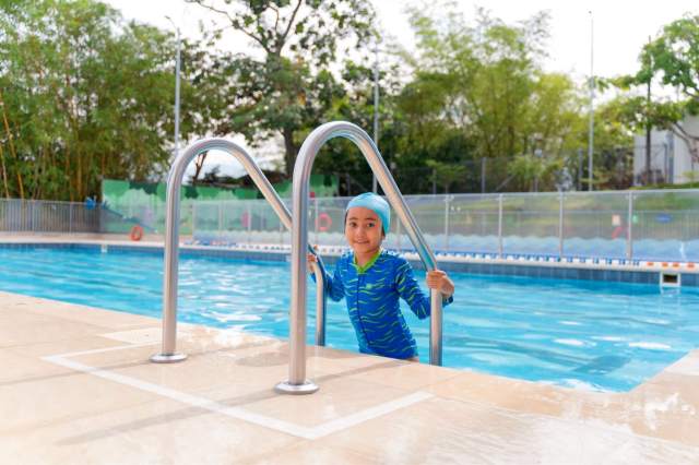 Blog_espacios_De_aprendizaje_niña_saliendo_de_piscina_NPS